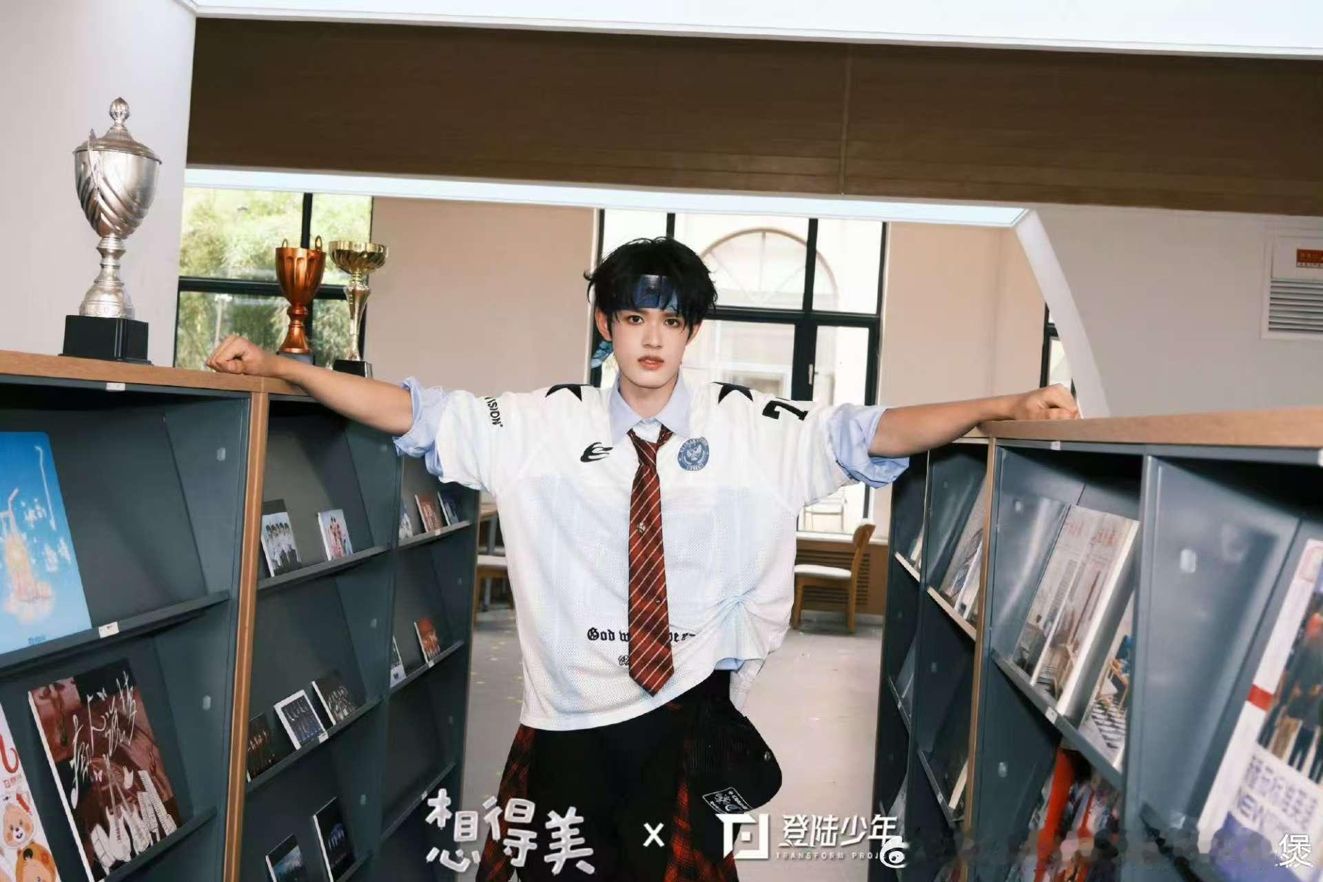 小马主动蹭张极连马都忍不住跟张极撒娇 小马蹭张极那下挺轻的，像在要关注。张极也没