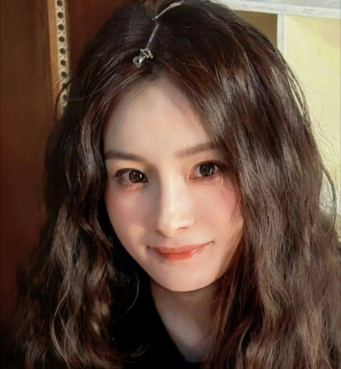 杨幂[超话]杨幂荡秋千做一个天马行空的梦姐姐！！！一起做梦好不好 ​