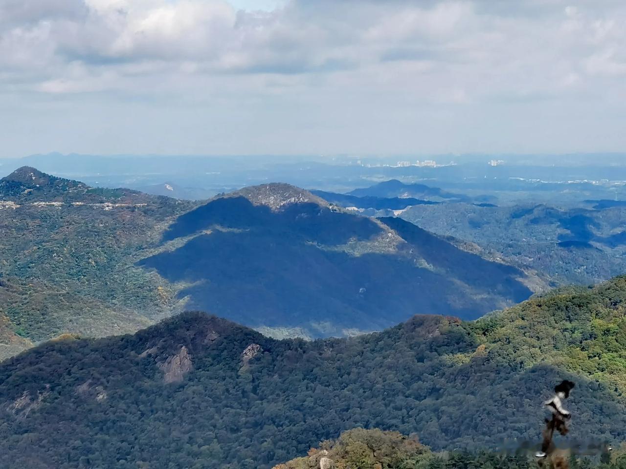 云海之上，俯瞰壮丽山川！🌄🏔️