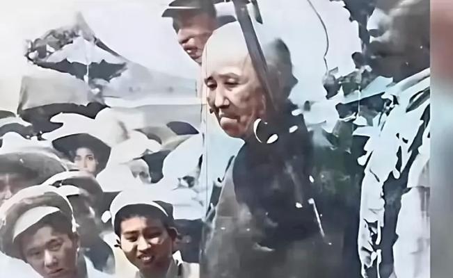 1950年，“双枪老太婆"赵洪文国被押赴刑场时拍下的照片，当时赵洪文国已经71岁