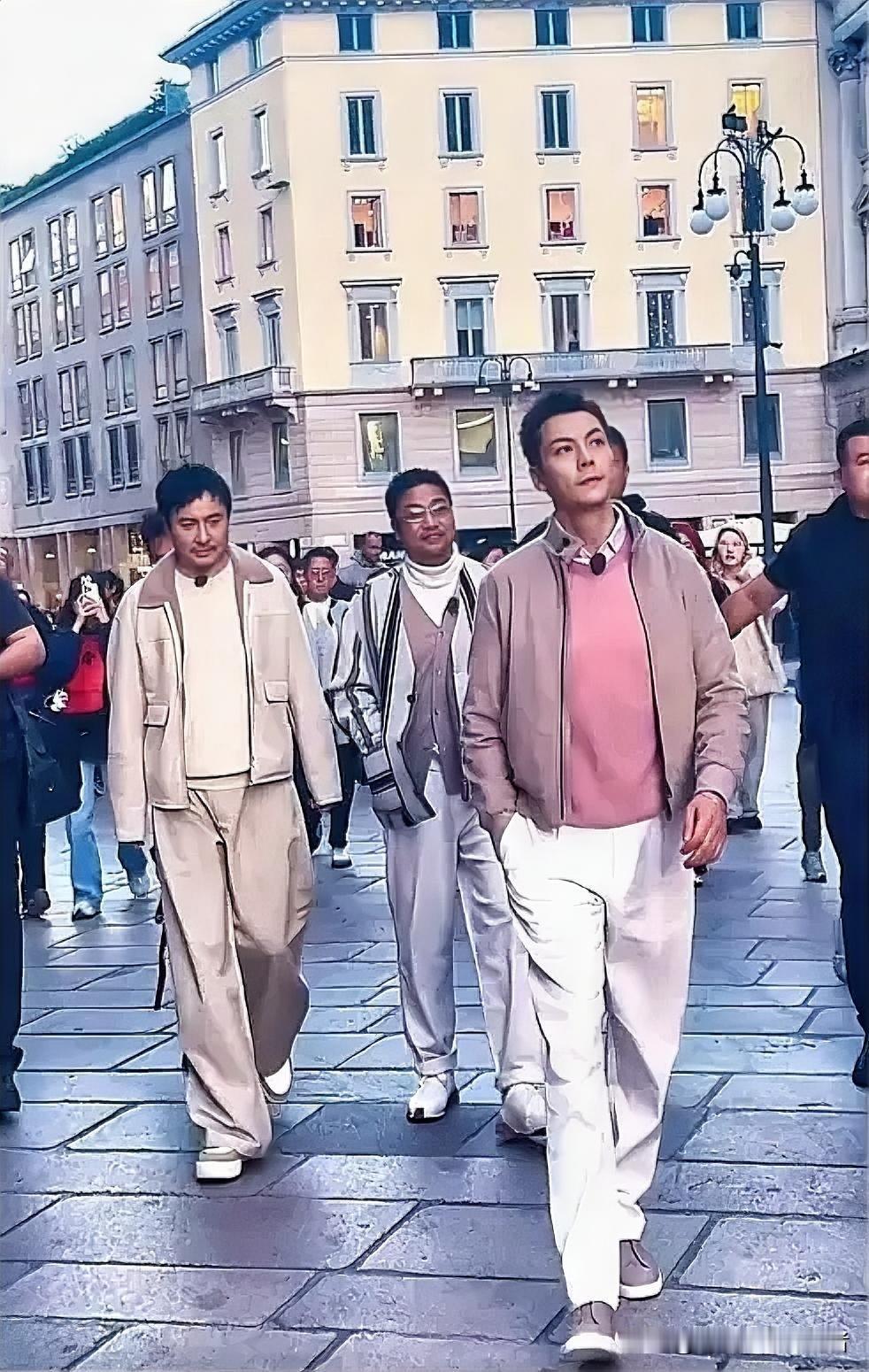 沈腾和陈伟霆的街拍
让我们认识到
不要再自己不熟悉的领域，去找不自在。

陈伟霆