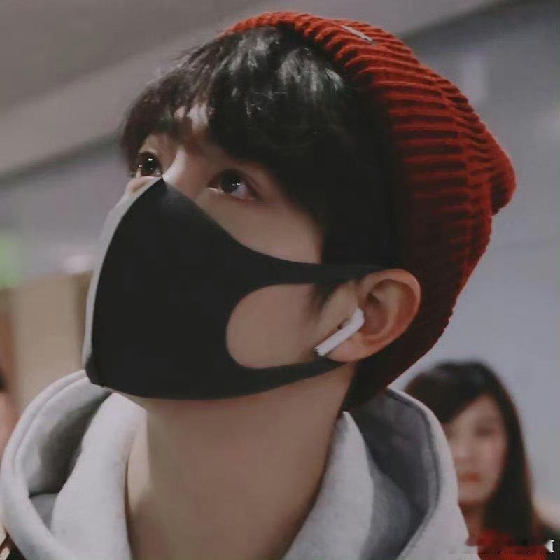 肖战帽子盖不住两个耳朵非常喜欢毛绒线帽，但是又巨帅巨可爱 