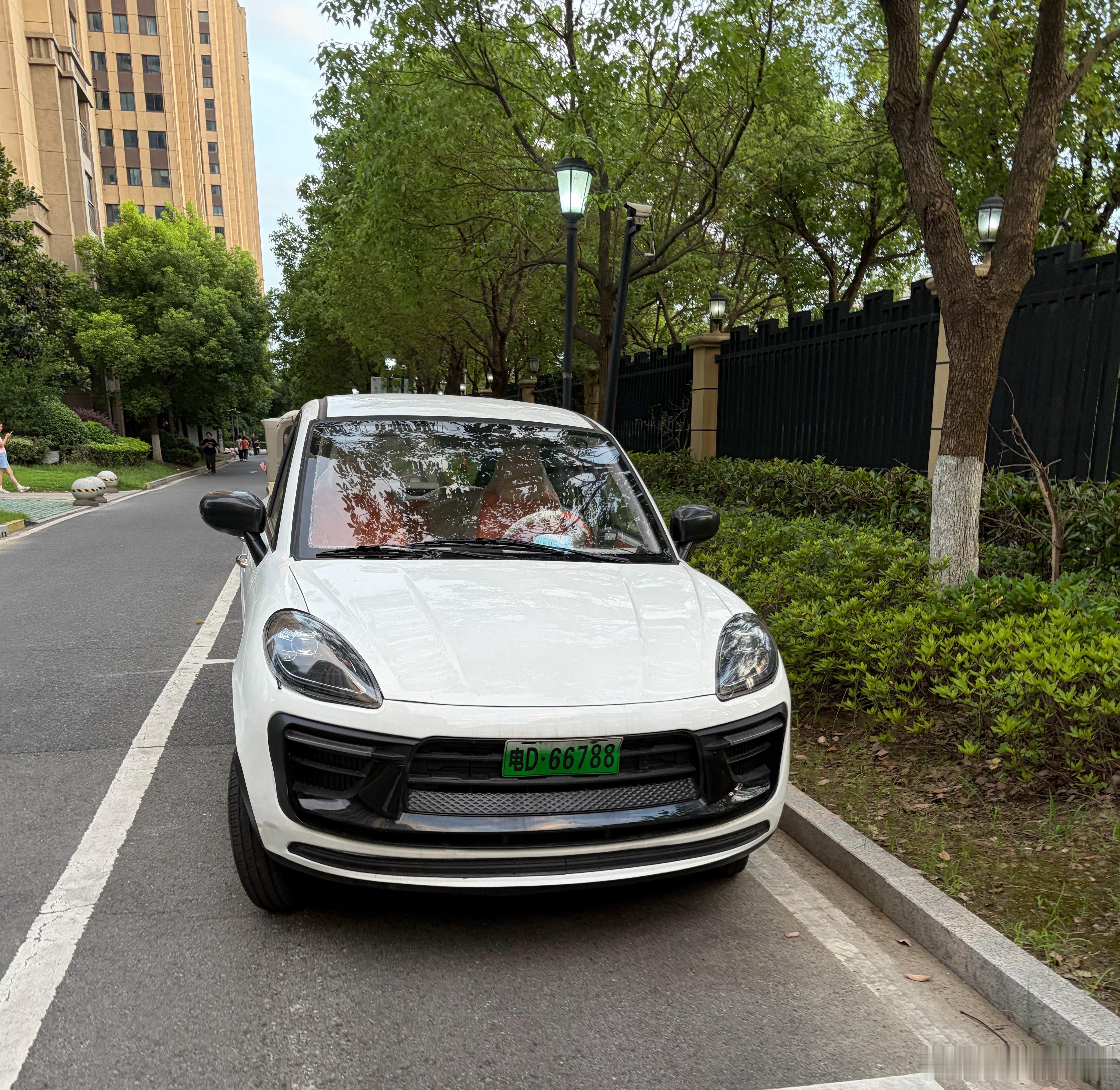 小区里有人喜提新车了，为啥不卖个正经代步车，这个出门就是主干道，交警不抓的么也好