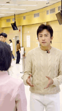 邓超春晚是送给妈妈的礼物邓超内心最柔软的地方是妈妈 不吵不闹的邓超太动人！为唱好