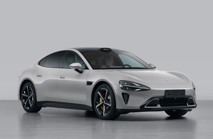 小米的第一台车来了，是一台C 级轿车，对比市面上的其他“7”字辈的新势力车型，你