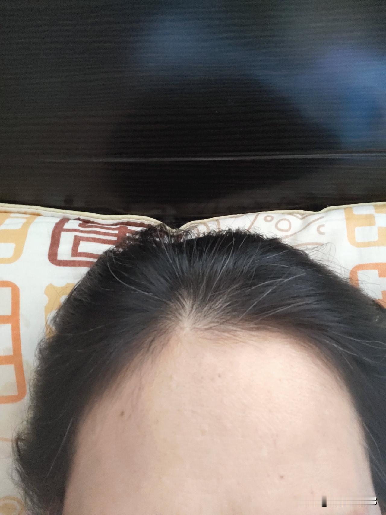 人的衰老是无法抗拒的。
我看着镜子里的日益增多的白发，暗自四村，要不要染个发。搜