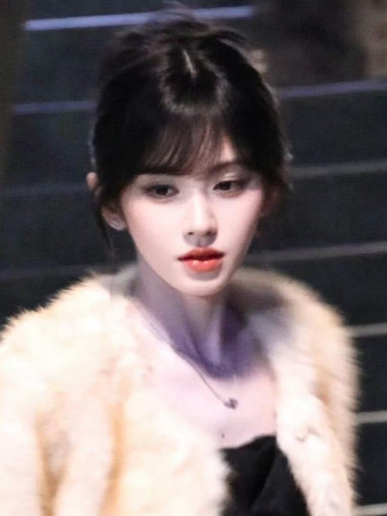 清冷疏离的氛围感扑面而来，柔美的外表之下藏着凌厉内核，苏影后这一套造型把反差美学