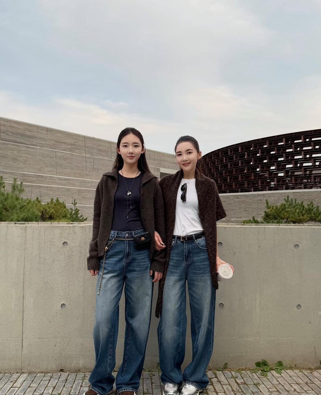 女儿15，妈妈37，这个年龄差绝了！