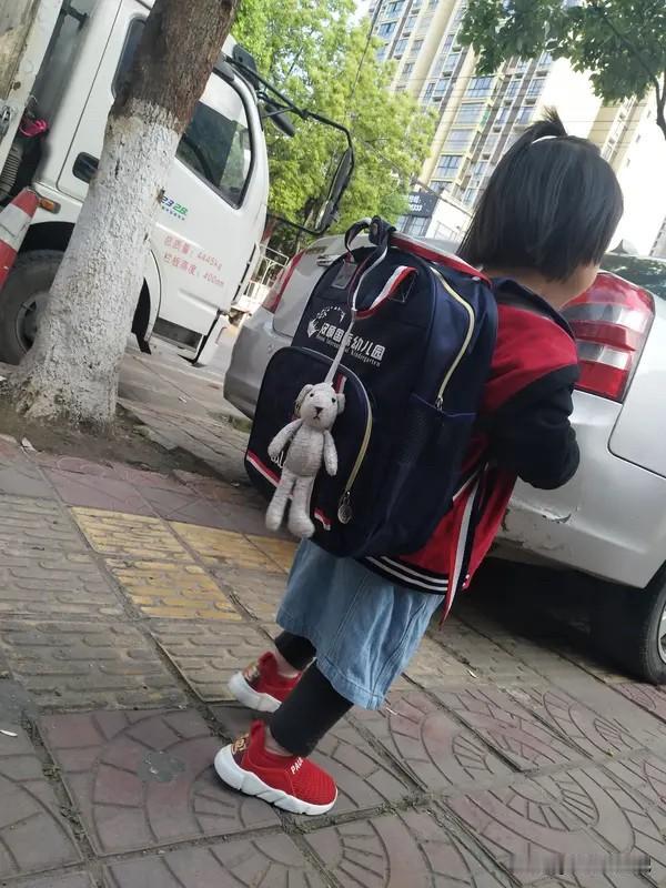 我小时候上学就是自己去呀，我还记得我妈妈带我去报名的那一天呢，兴奋又期待，反正挺