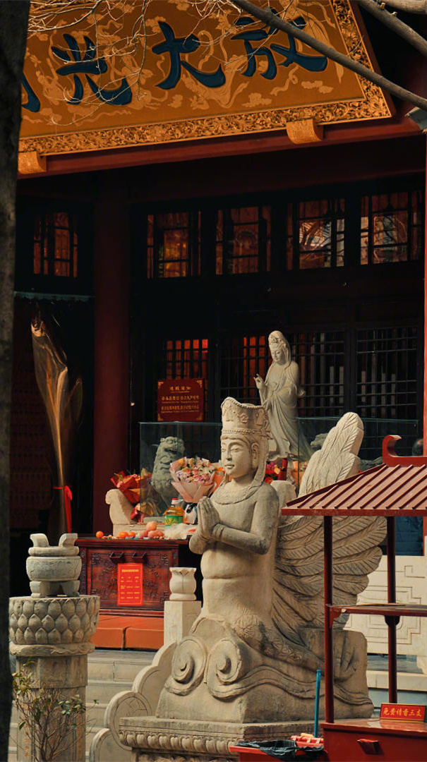 朝暮匆匆 人生漫漫 这路遥马急的人间 我只想慢慢悠悠的走完 吹温柔的风，听缓缓的