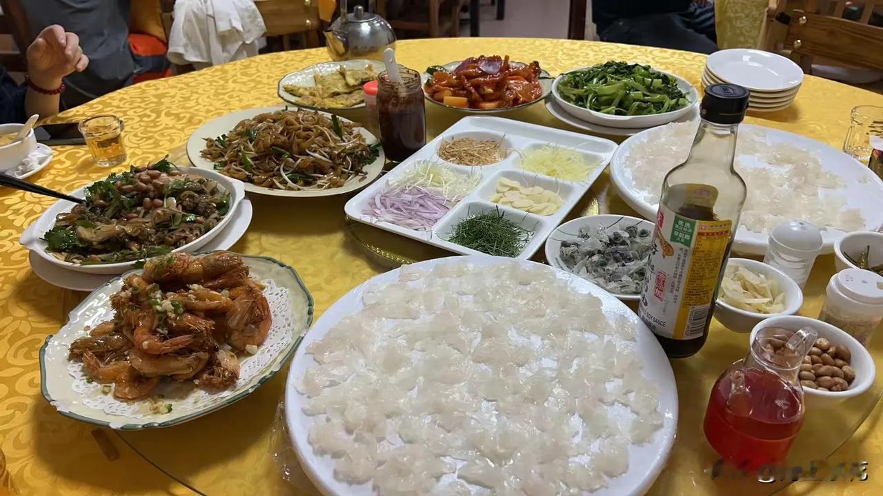 中午的聚会，老板娘特意为我们准备了女士养生炖汤。
雪燕阿胶养颜美容，老板娘说她隔