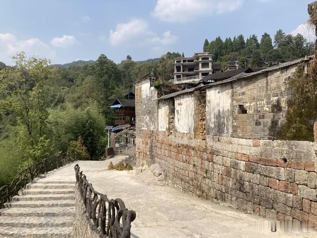 在农村，最害人的从不是贫穷，而是一把以“亲情为名”的枷锁，困住了一代人的婚姻与余