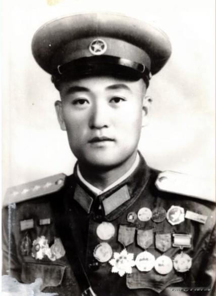 17岁替兄从军百战余生，浑身四十余伤疤，从贫苦少年拼出副师长的一级战斗英雄王玉林