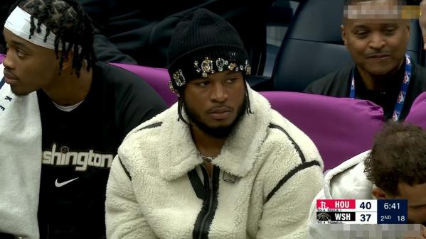 奇才大将惠特摩尔真是太落寞了！在今天奇才主场迎战火箭的比赛中，当时比赛进行到了第