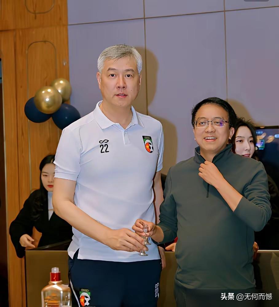 小江也老了，头发也都白了，在他足球最巅峰的时候，结果出了不该出的事情，被终生禁赛