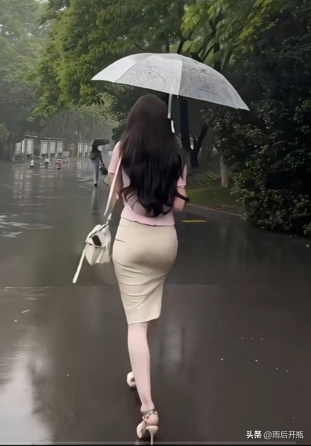 雨丝轻吻青石巷，惊扰了旧梦与新凉。步步生花，雨中即景。