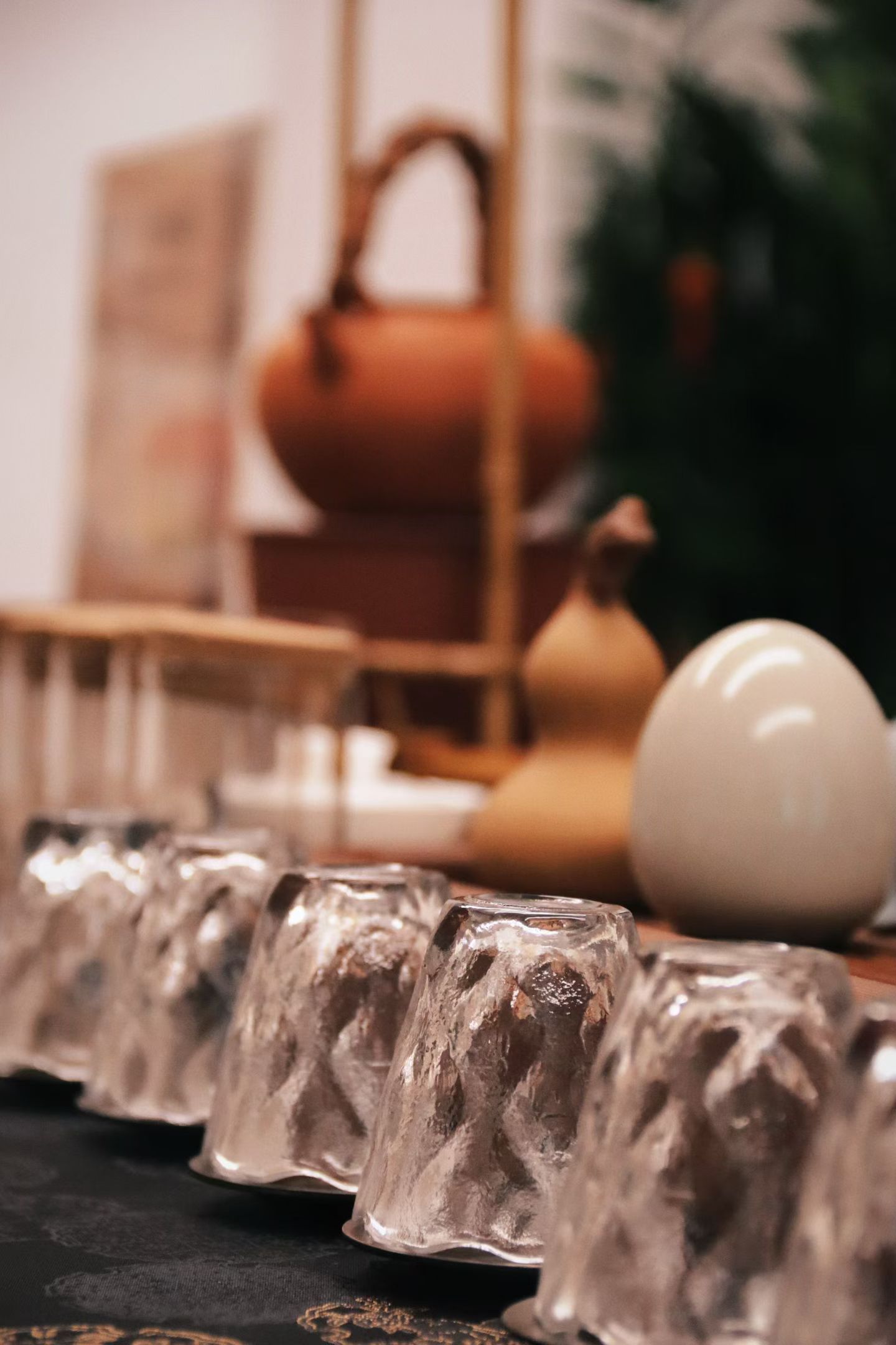 品茶赏器交友  让茶回归本真：渴时能润喉，烦时能涤心。 