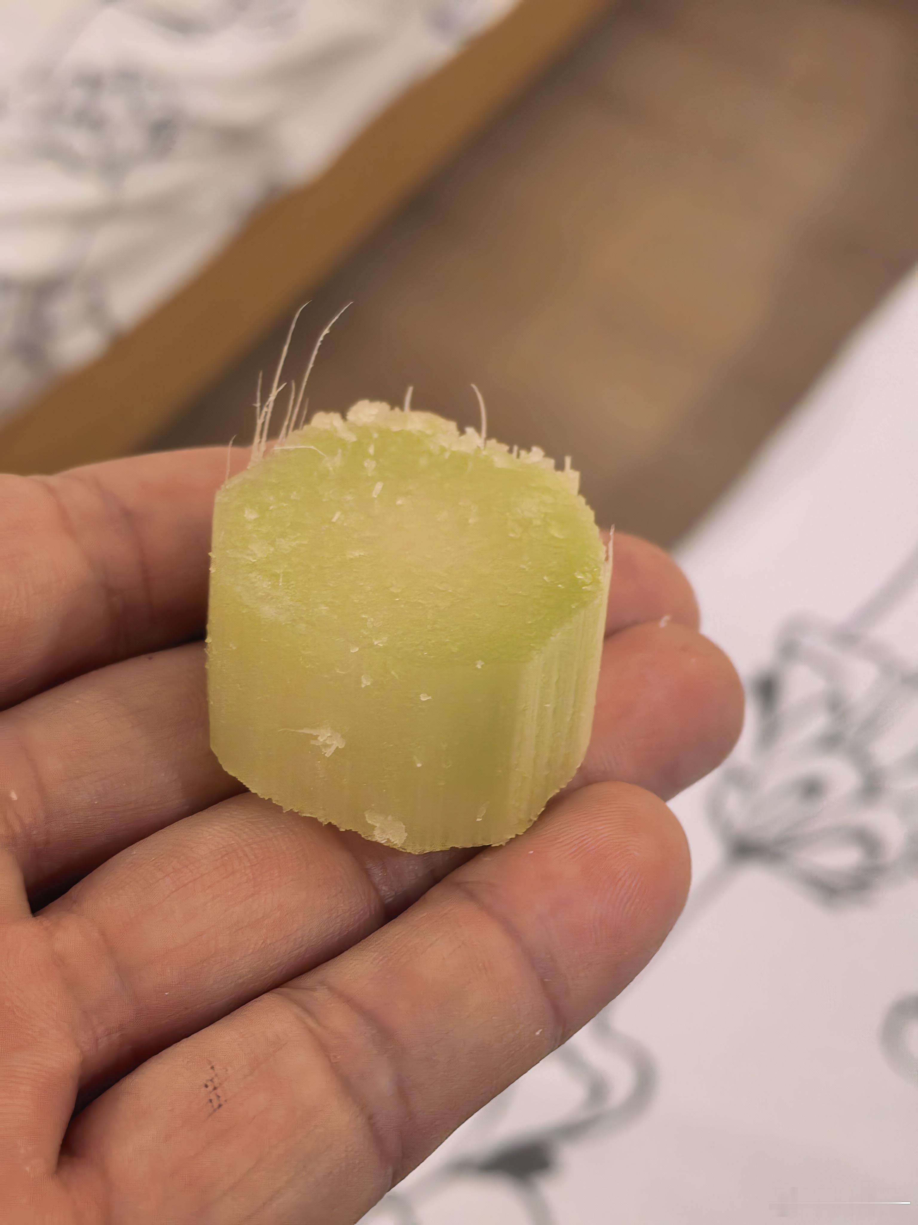 南方买甘蔗都给剥皮切小段也是真甜，吃了确实会心情愉悦 