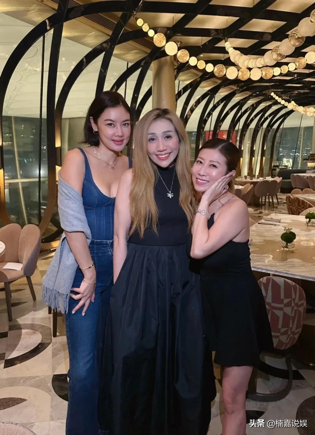 黎明前妻乐基儿参加活动，和赌王四房的女儿何超盈同框，乐基儿跟以前相比变化好大，相