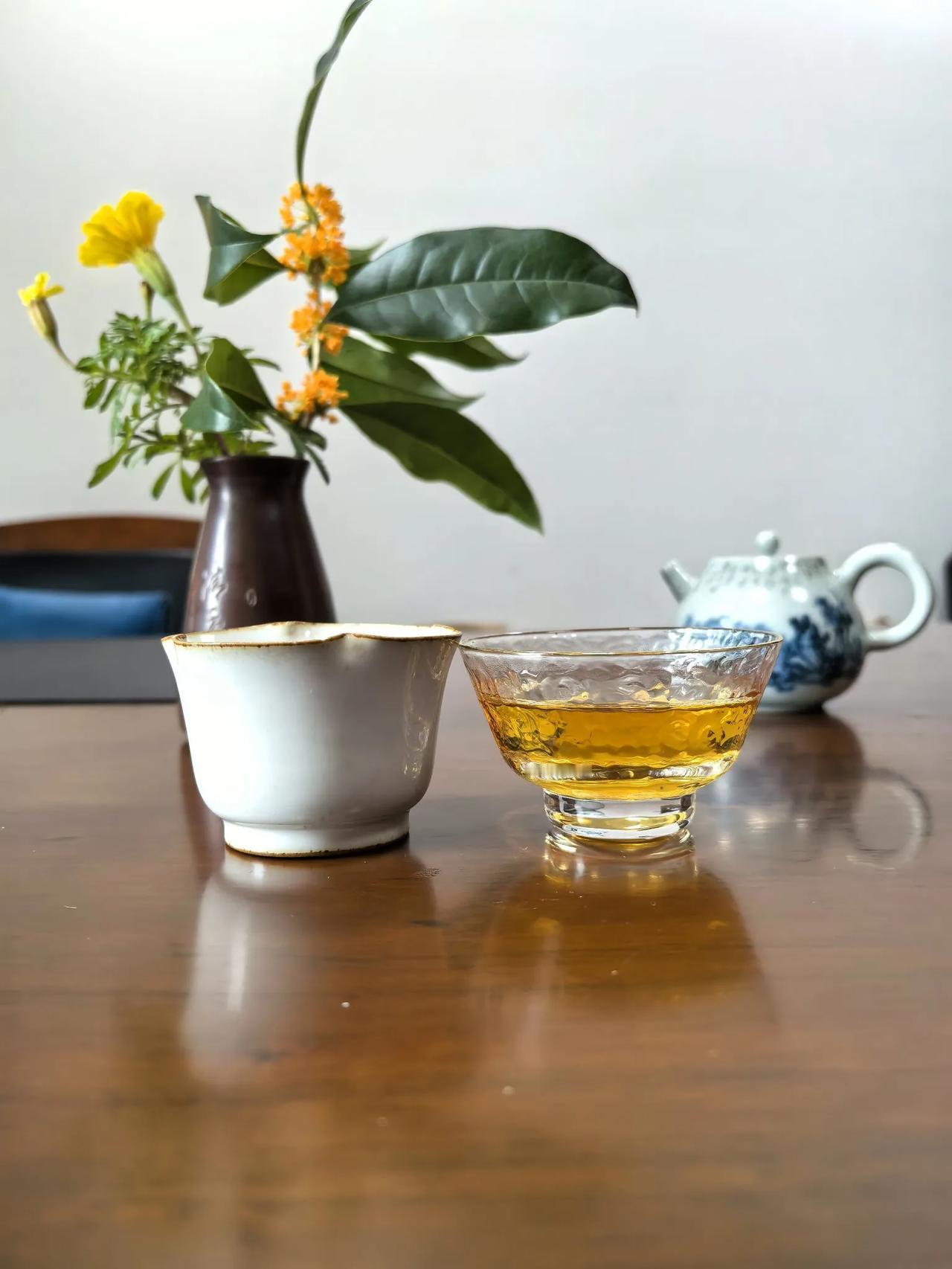 桂花开的时候，
喝一泡红乌龙。