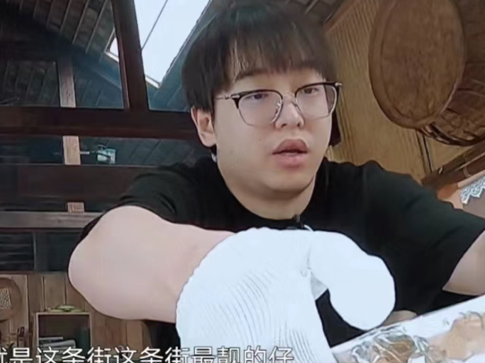 黄磊做饭应该也没有那么难吃吧毕竟彭昱畅在向往的生活里真的长胖了好多，第二季刚来时