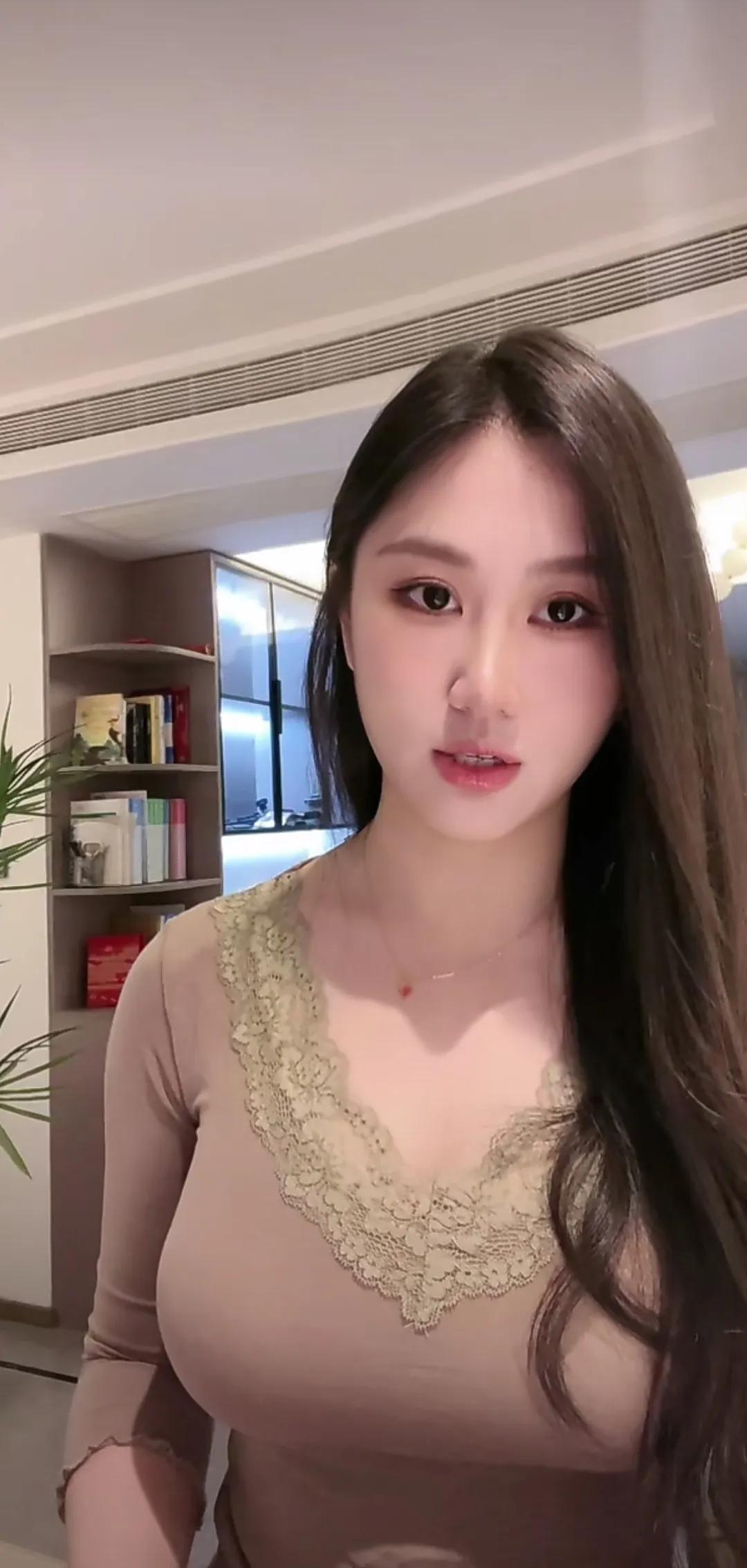 美女主播，性感妩媚。