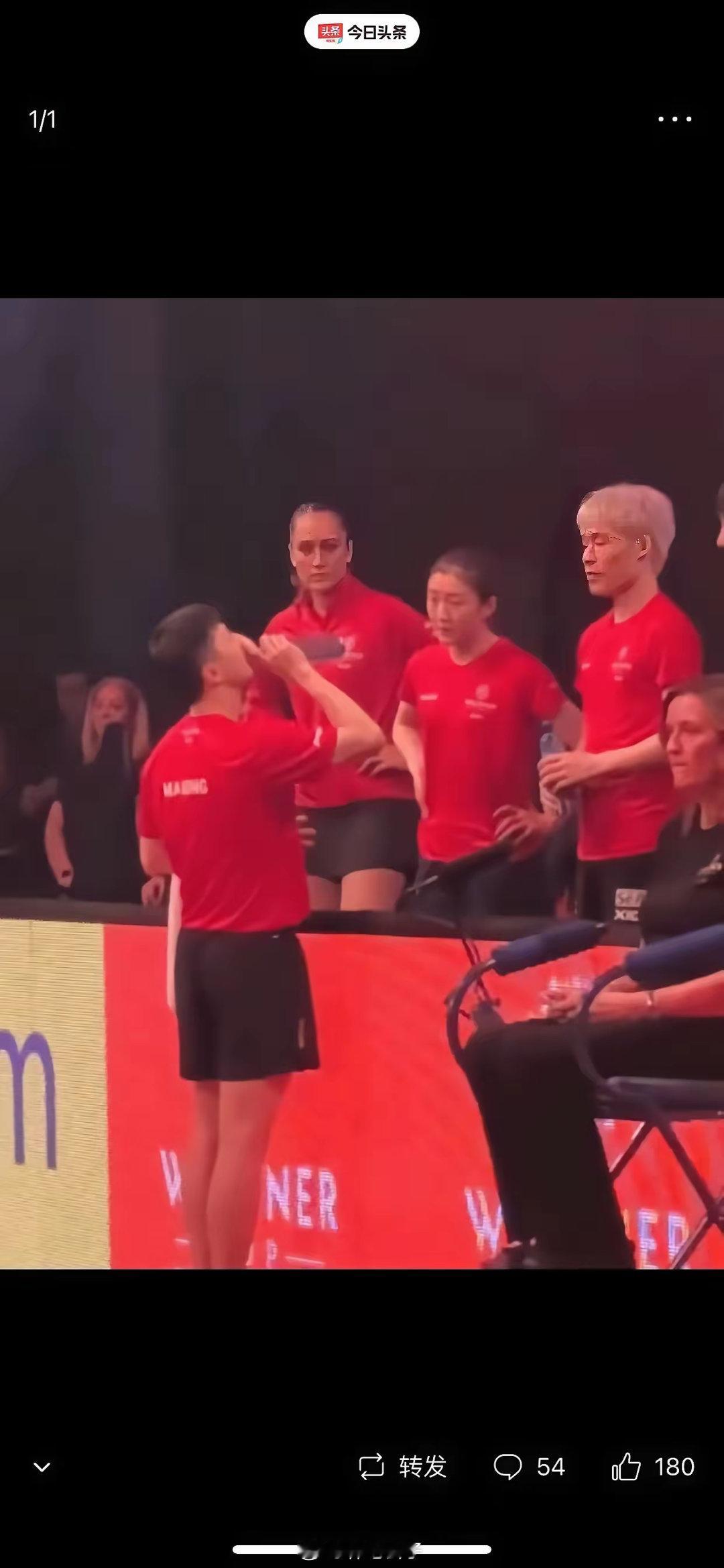 老瓦杯上，亚洲乒乓球运动员的服装是中国红，马龙是亚洲乒乓球队队长，所以中国红红遍