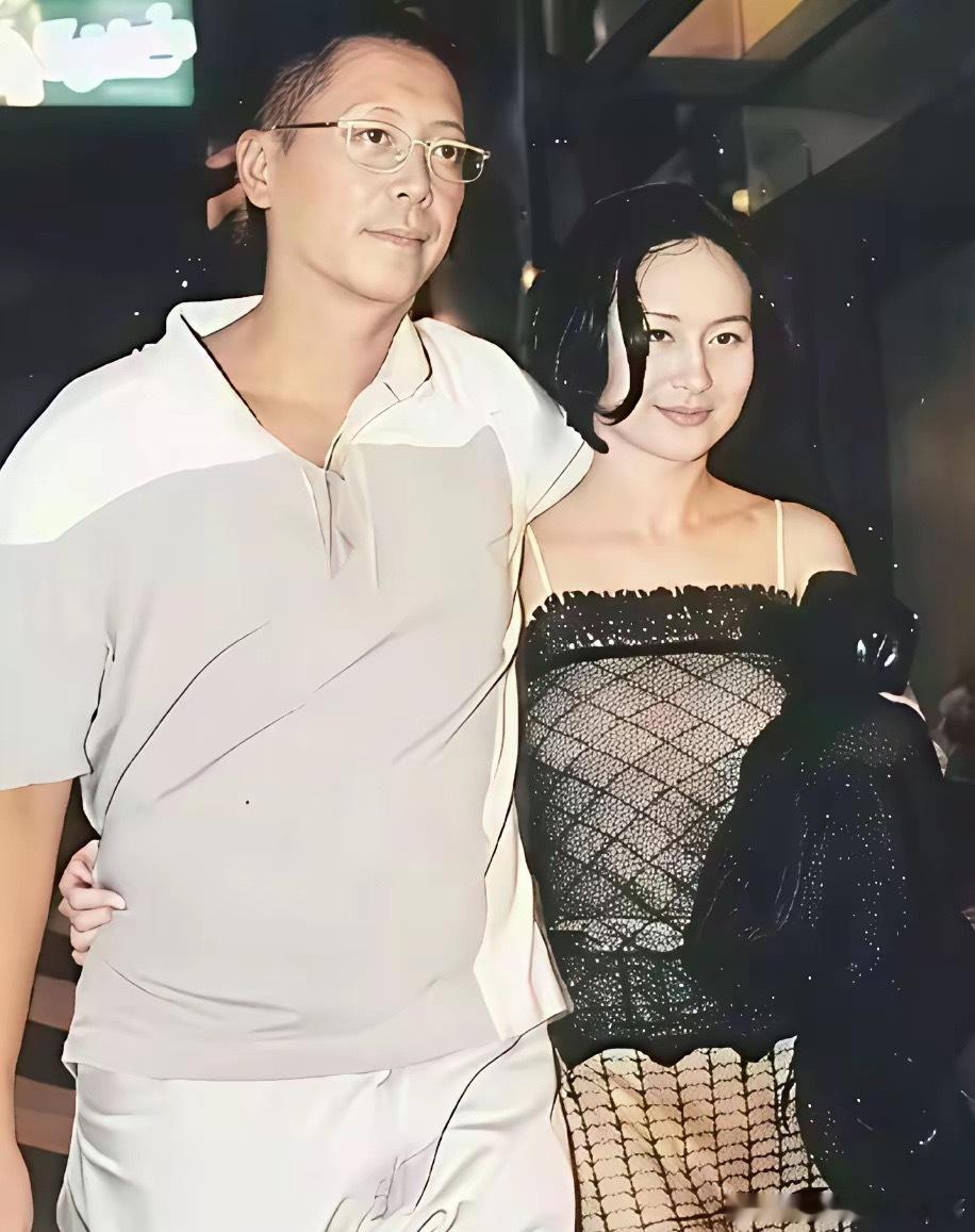 当年，新婚不久的许晋亨与何超琼漫步街头，郎才女貌很般配。何超琼脸上洋溢着微笑，穿