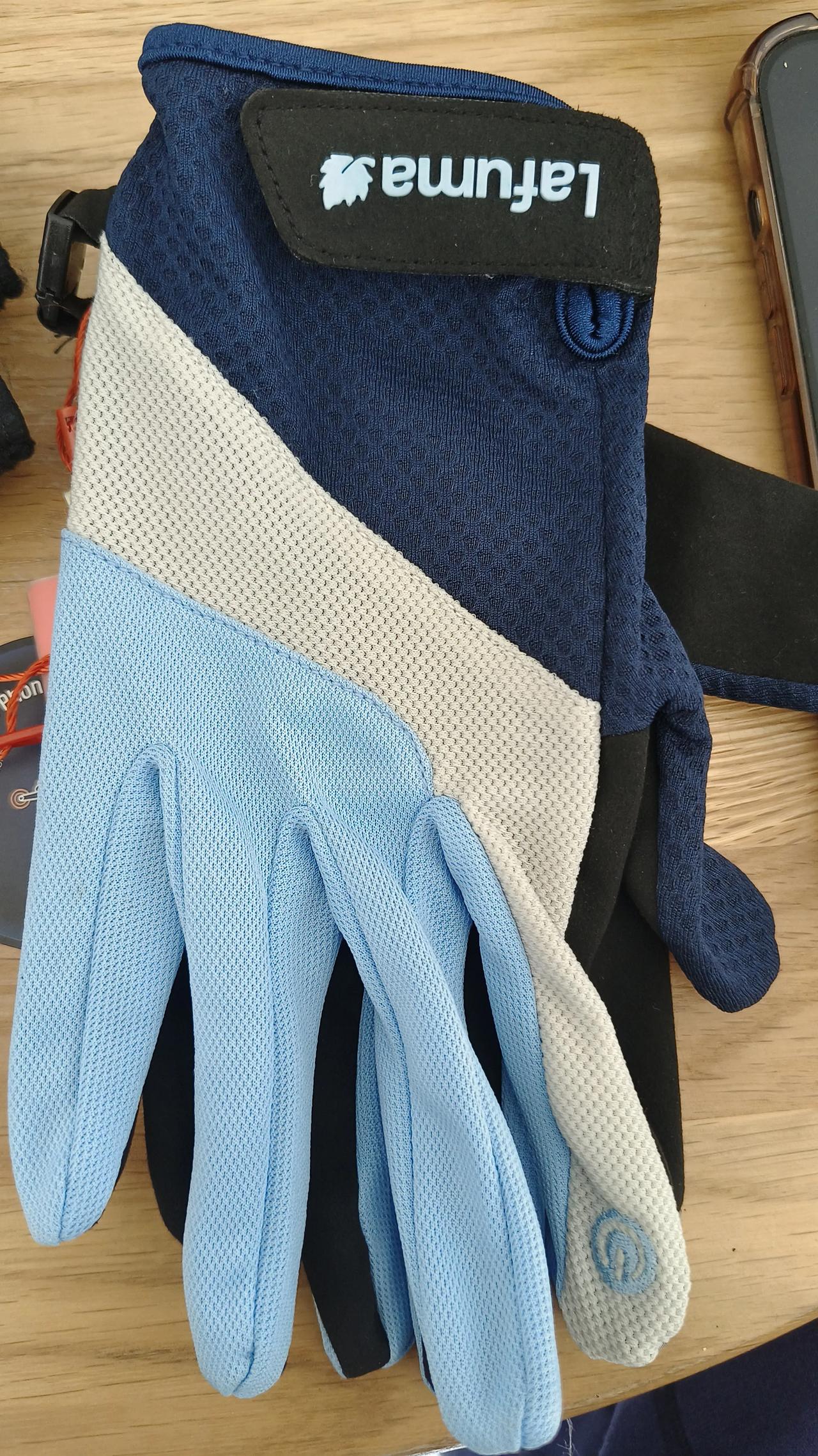 当时公司做了一批出口韩国的手套，看了上面的标牌是47000韩元，大概能值200块