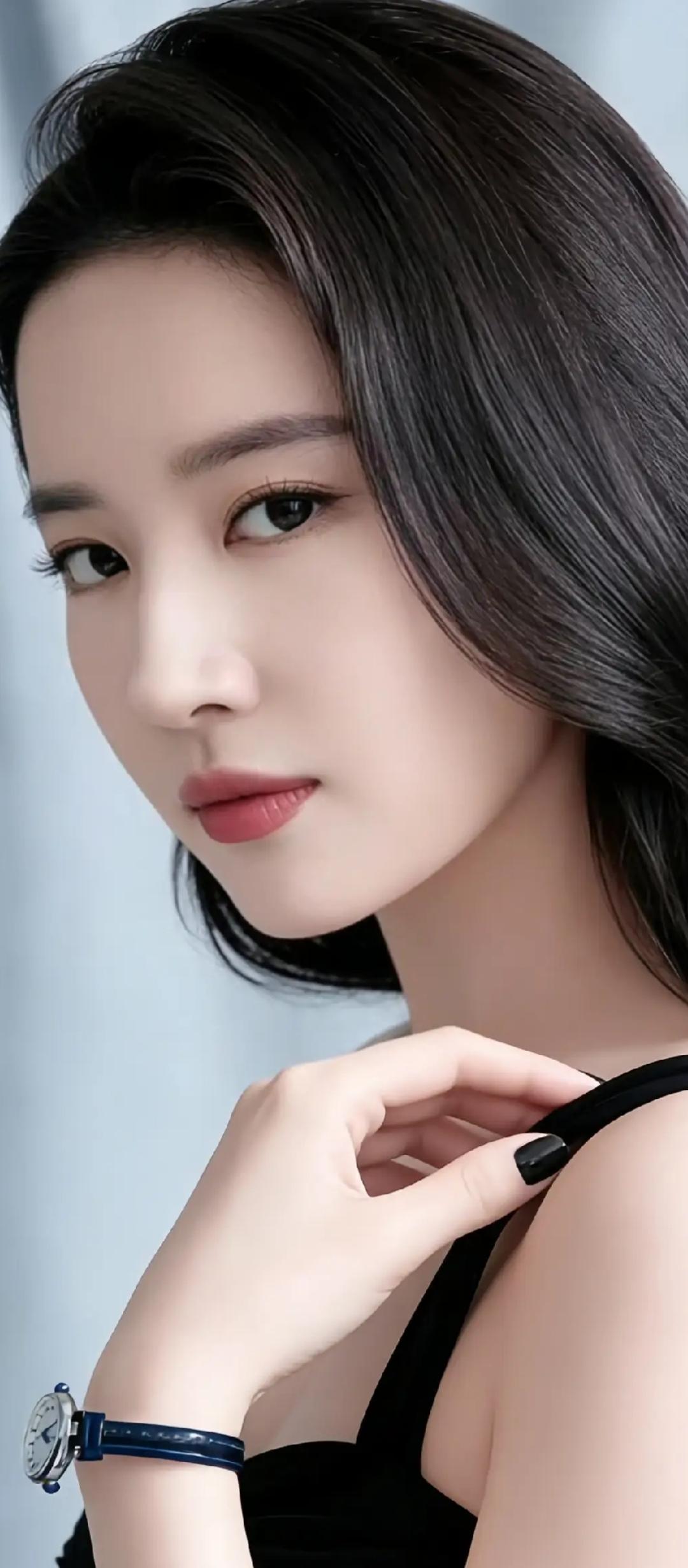 优雅黑发，精致妆容，尽显女性魅力。