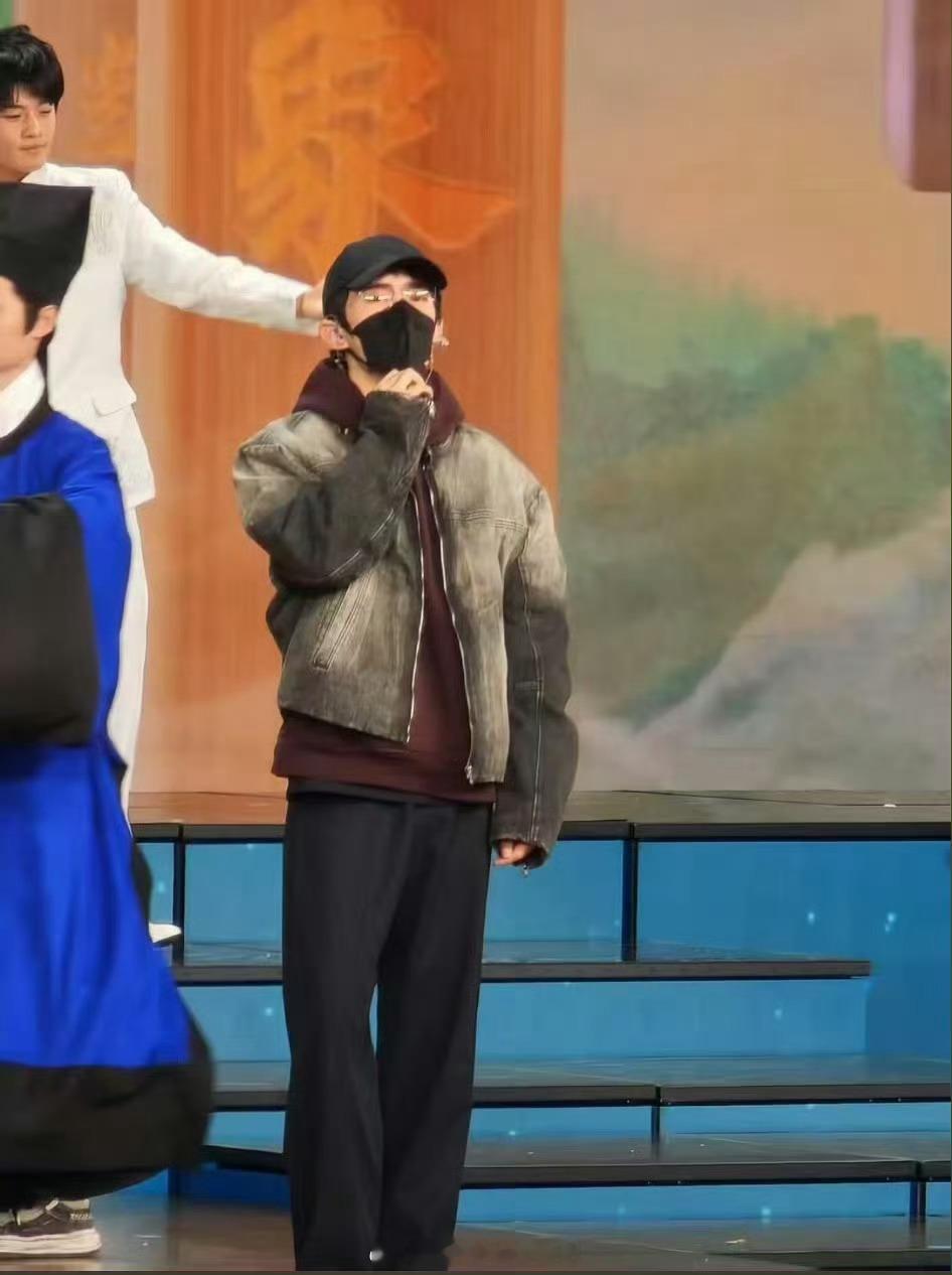 易烊千玺私服彩排  易烊千玺元宵晚会彩排  这个状态好顶啊 