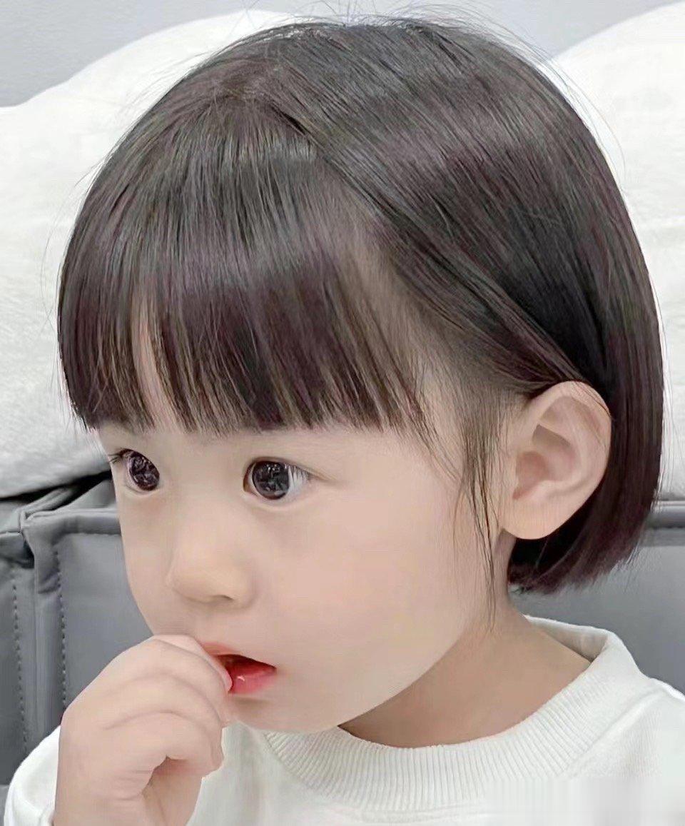 拿图一照片去剪的，总觉得哪里不对。发尾有弧度，难道是吹出来的？乔乔头型算圆呀 ​