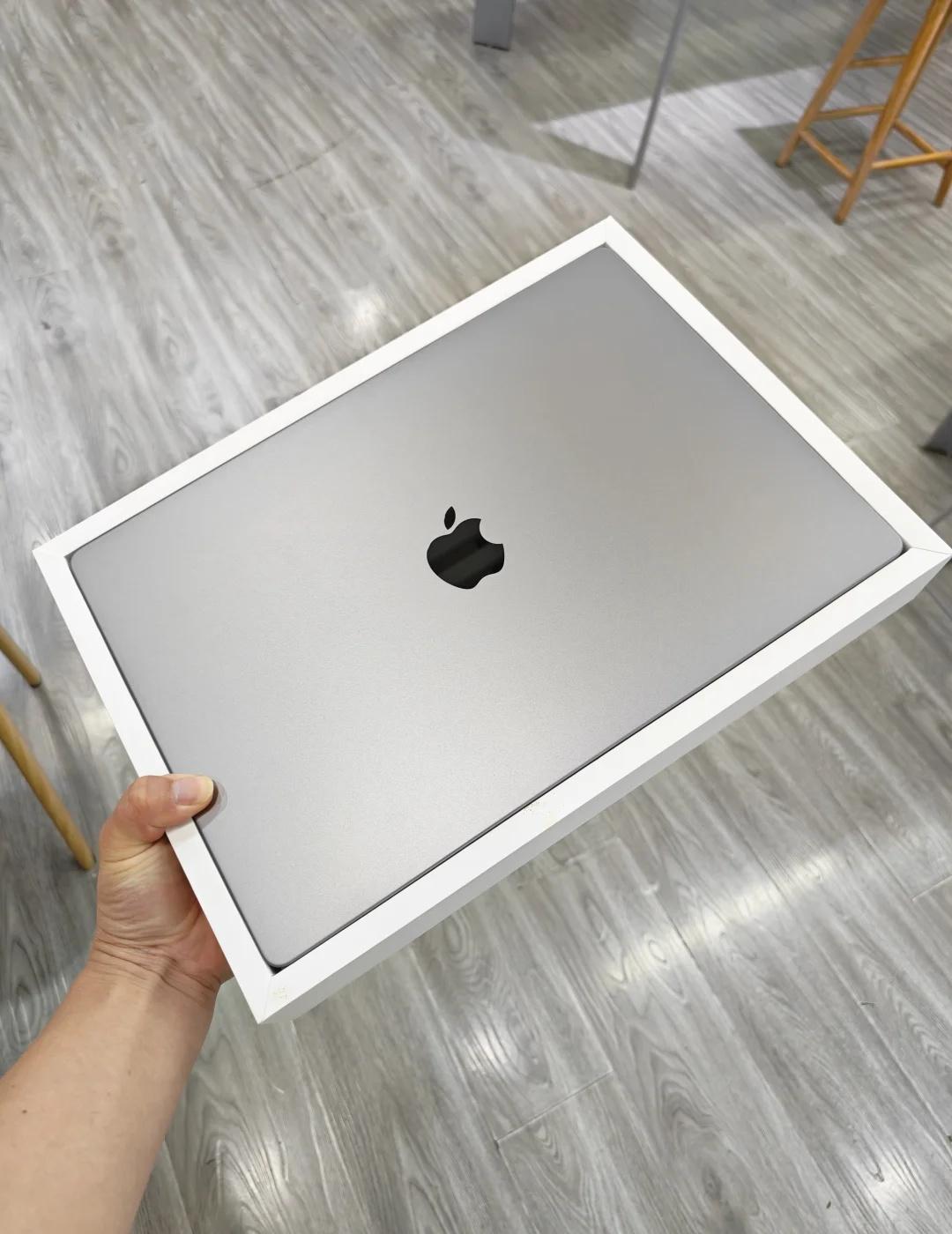 出M1 Max MacBook 16寸Pro 64+512
成色新 左滑看图
电