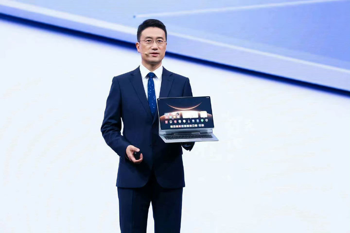 这个形态确实是平板和电脑终极解决方案了，准备入手轻薄本的，可以试试这种二合一产品