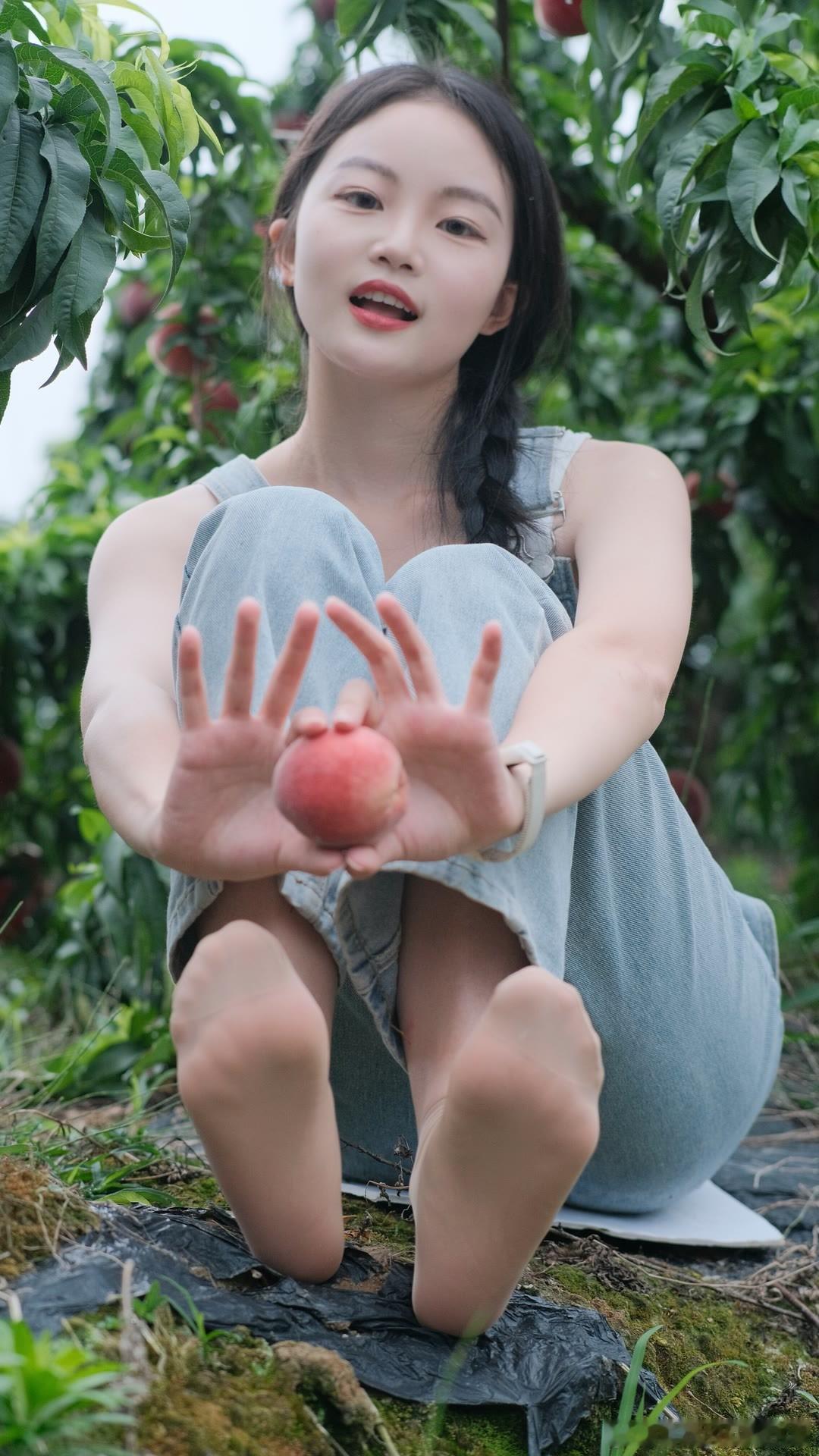 爱吃苹果的丝袜少女～ 