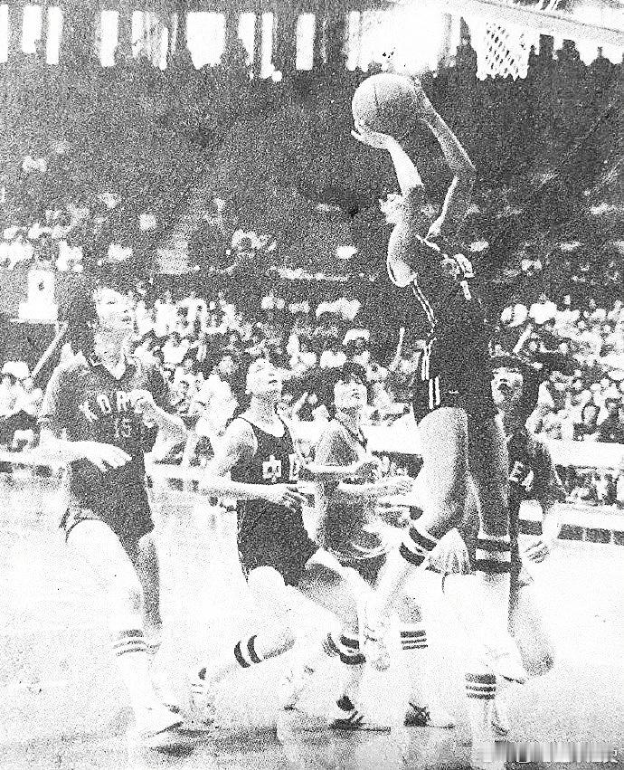 1982年第九届女篮亚锦赛开打前，卫冕冠军韩国队从1月初便开始集训，还特意去美国