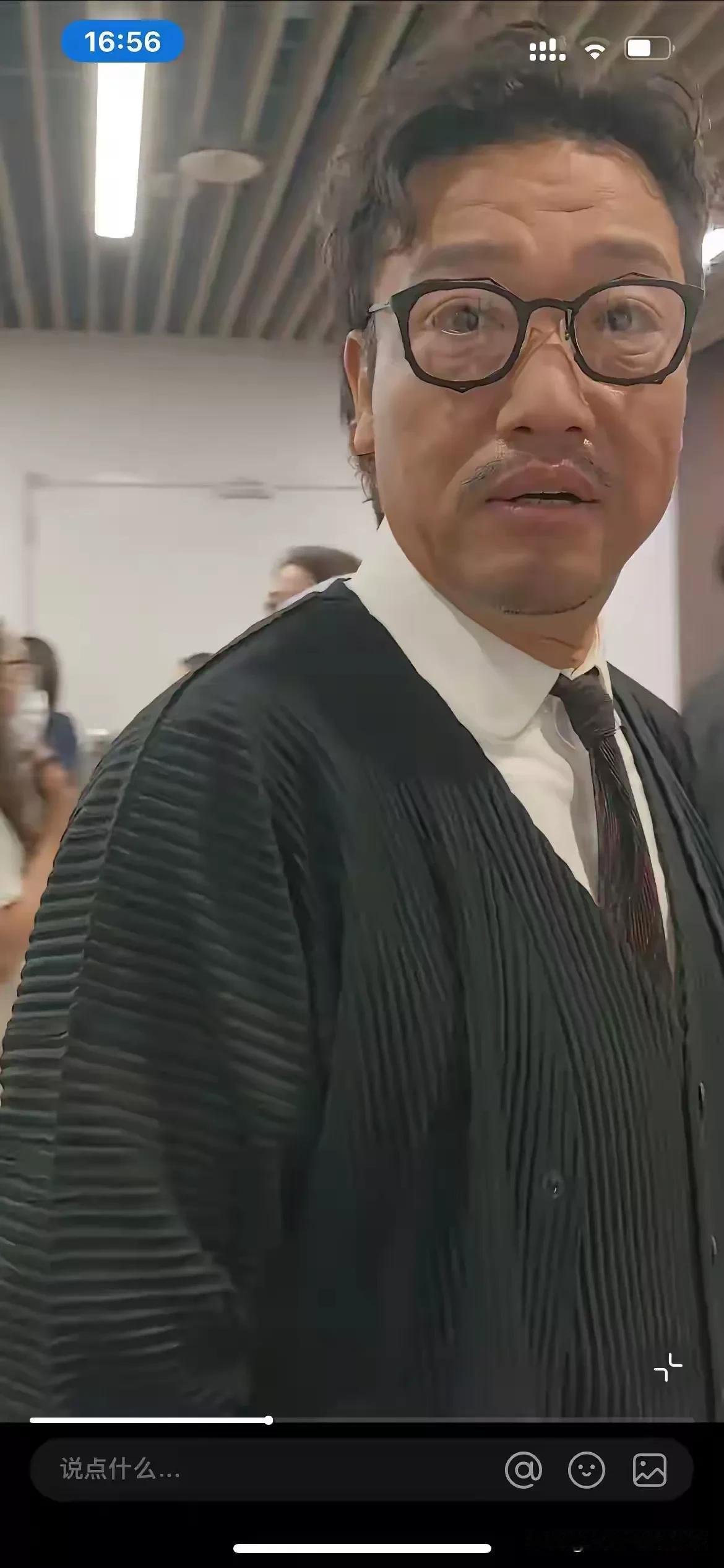 贾冰怎么瘦成这样了，完全变了模样，差点没认出来。还是觉得胖点的贾冰好看些，像个黑