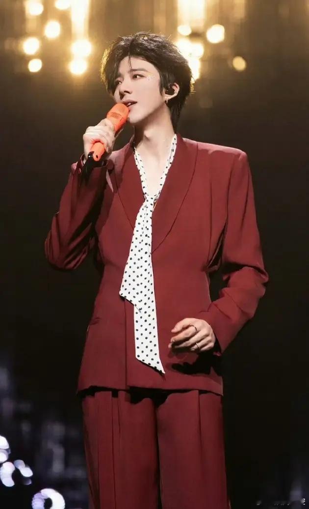 好佩服刘宇宁的情商！演唱会现场，给网上的歌迷免费直播了一首歌，400万人次观看，