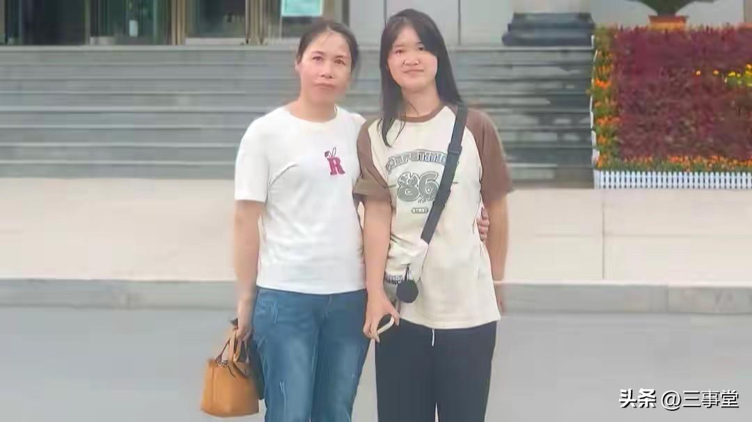 丈夫弟弟意外离世，弟媳狠心出走！湖南孕妈咬牙收养满月侄女，22年大爱胜过亲生
