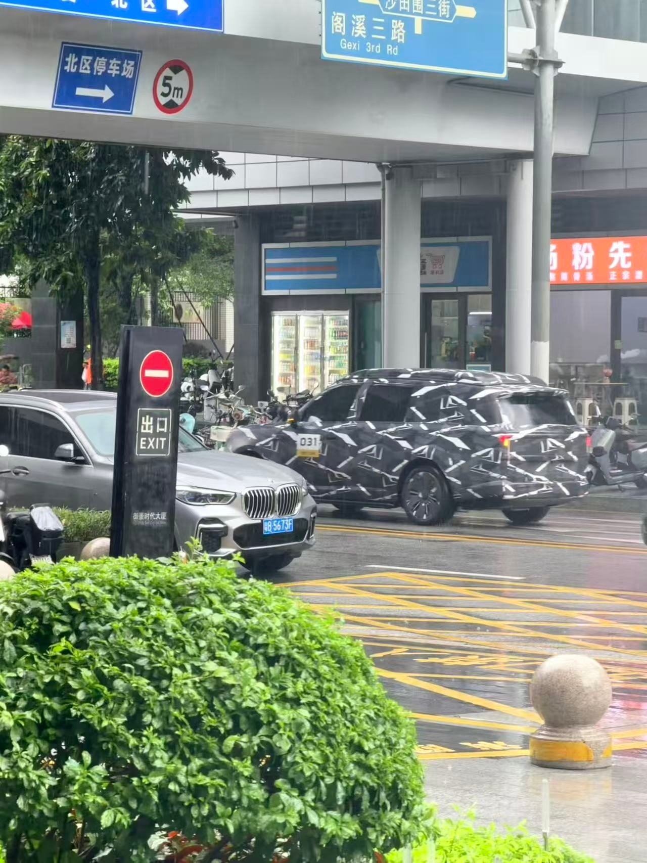 在公司附近拍到了小米澎程升顶版本的路试车