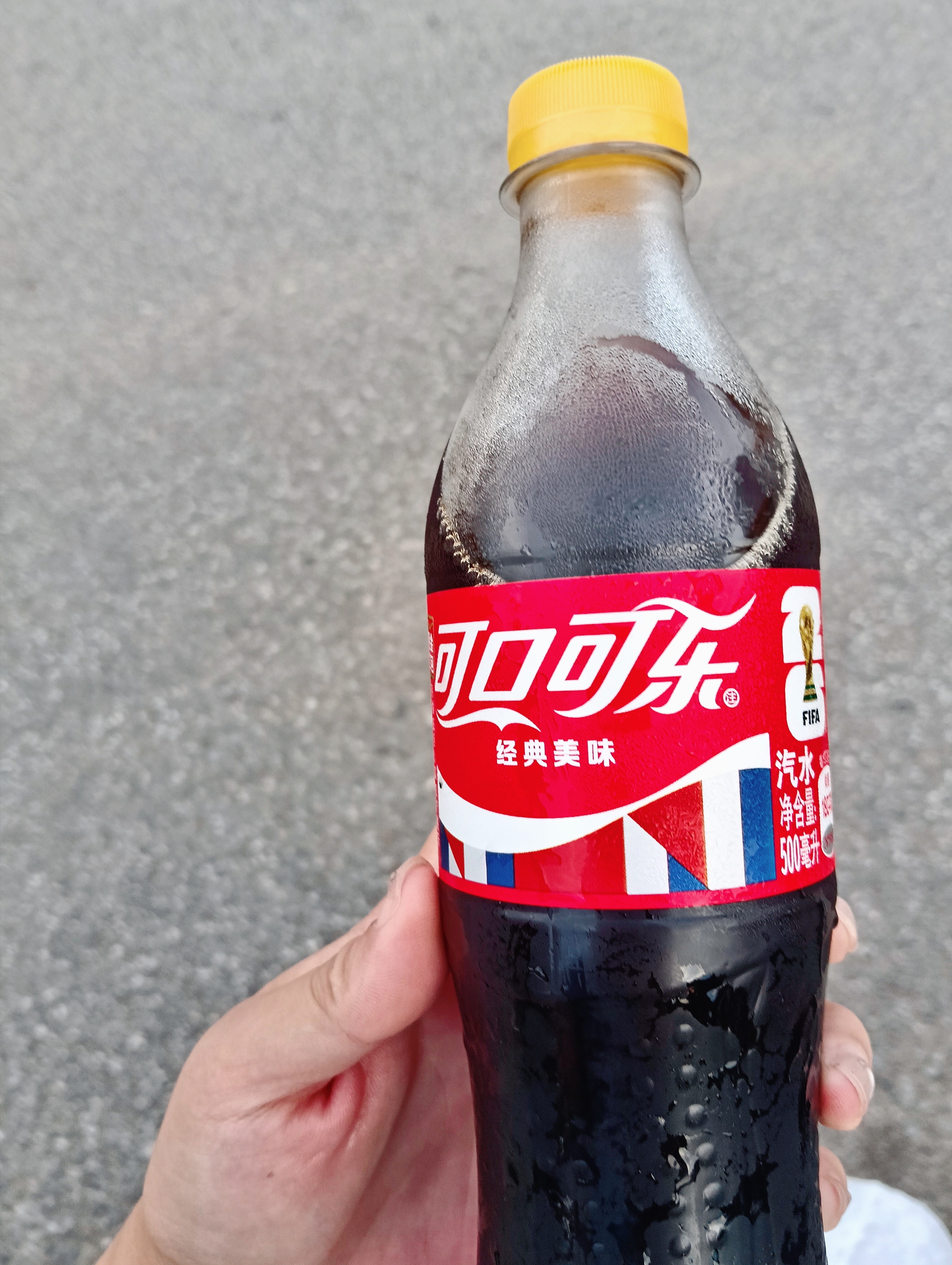 今天是bzc请的可乐，这瓶比之前甜