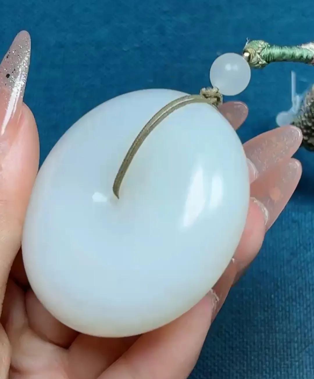 玉，是世间最纯洁的礼物。#专注好玉# #好玉石魅力# #特色和田玉挂件# #天然