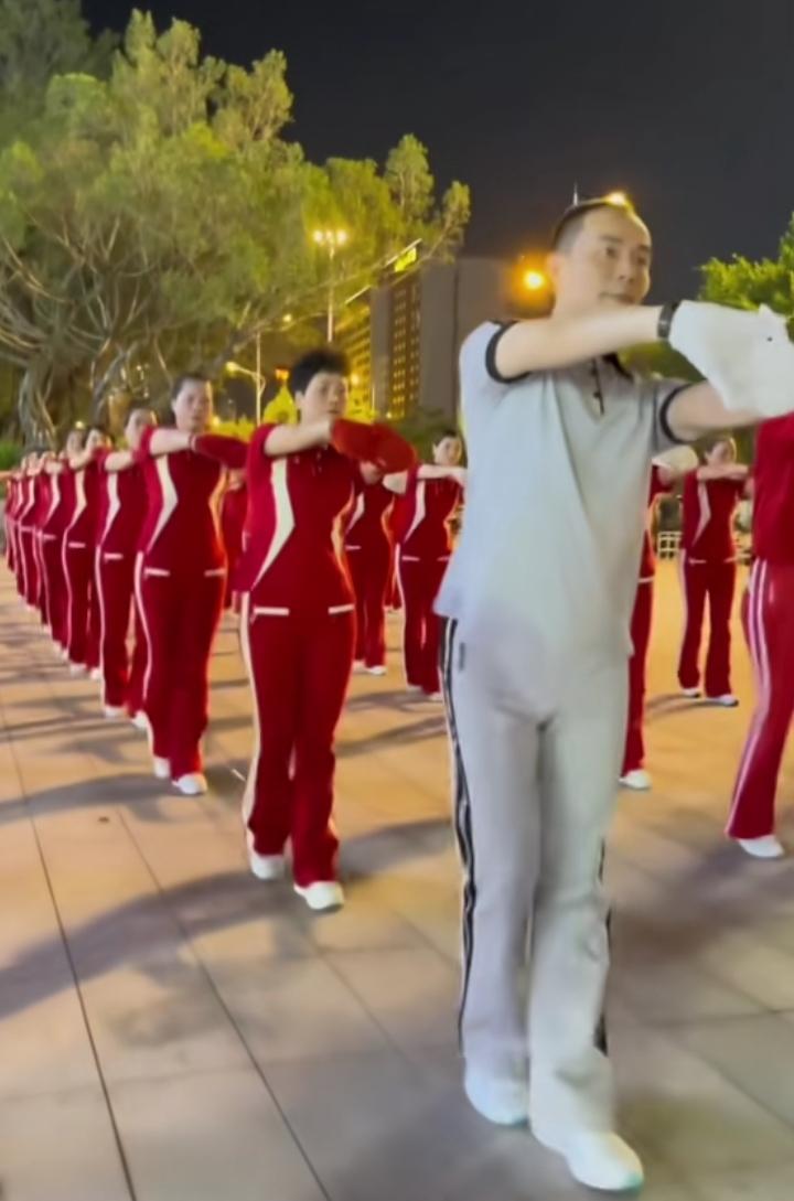 大家看到一群人这样做操有什么感想？