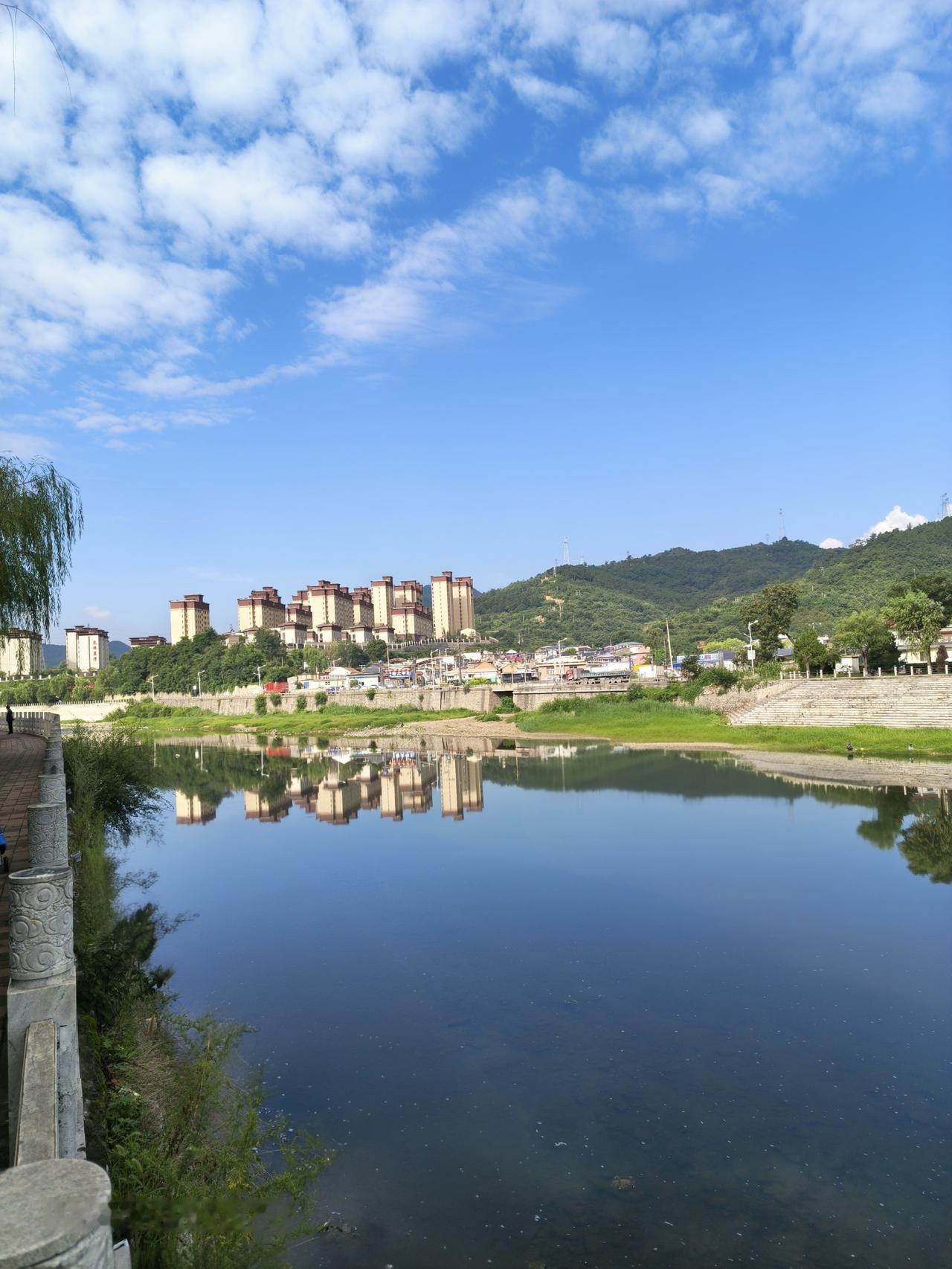 晒图笔记大赛  我家这绝美风光
蓝天白云悠悠浮动，宛如轻柔的棉花糖；绿水青山盈盈