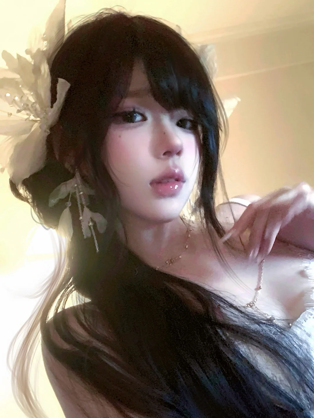 她从光中走来
