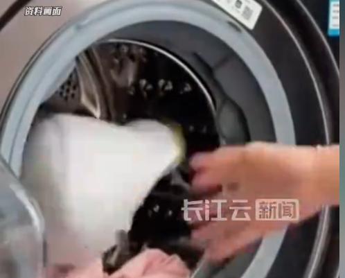 “悲剧还是发生了！”近日，河南郑州，一六十岁男子一直患有脚气，为图方便长期将袜子