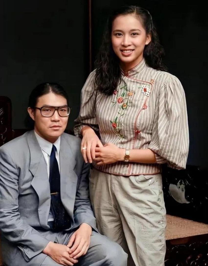年轻时的霍震霆与朱玲玲
这是两人刚结婚不久在家里拍的，朱玲玲作为港姐冠军，我是真