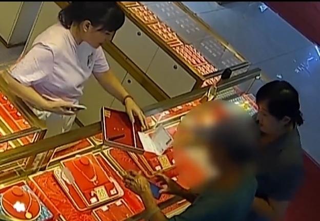 珠宝店里来了一位老人，张口就要买价值3万元的黄金。眼看就要结账成交，店员只扫了一