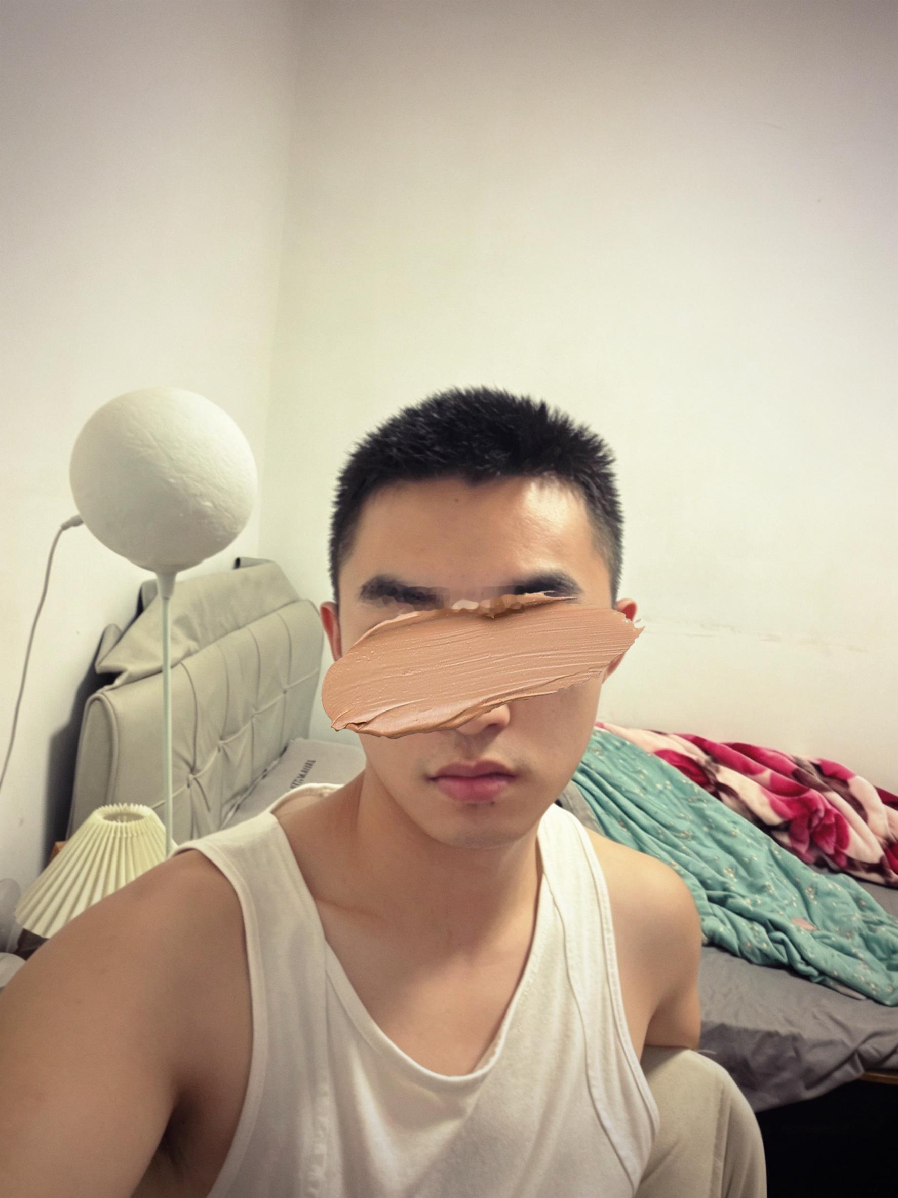 给你们看下美颜有多厉害，图一这个人是？我妈来了都认不出来是谁。。。图二是正常状态