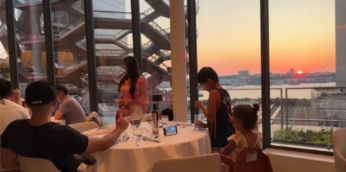 偶遇马云在纽约吃饭，餐厅人均消费百元很低调，网友：是来看世界杯决赛吗？
